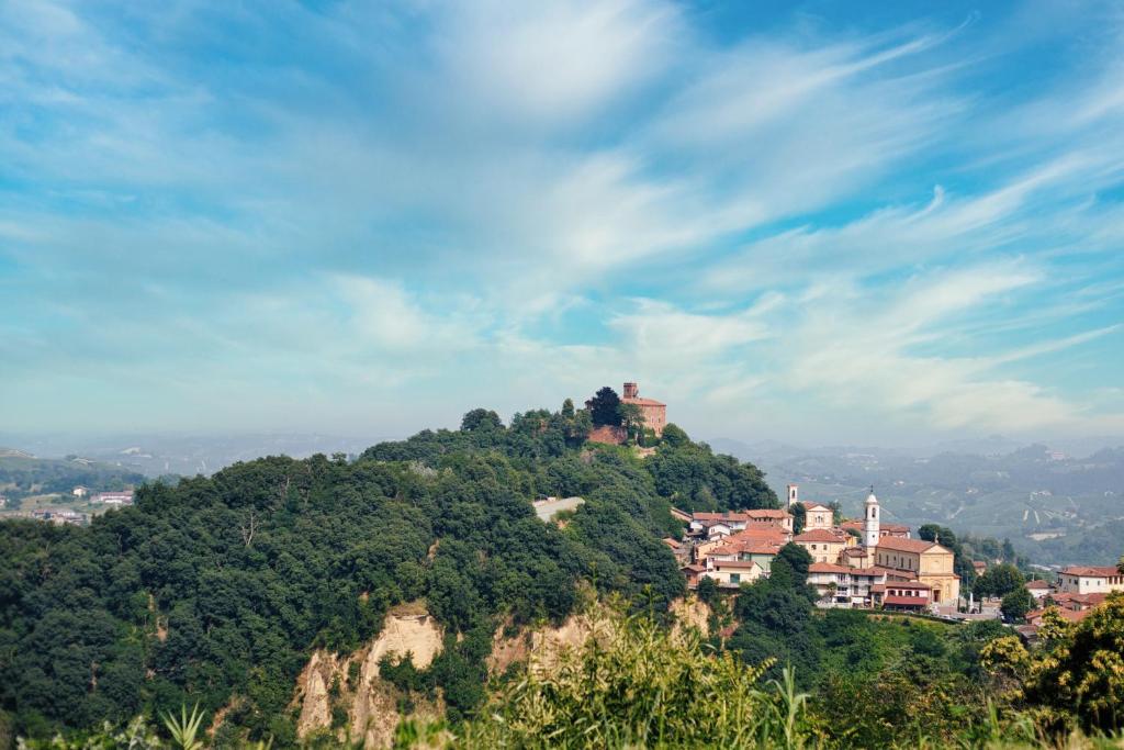 Vista panoramica del paese sul colle nel Roero