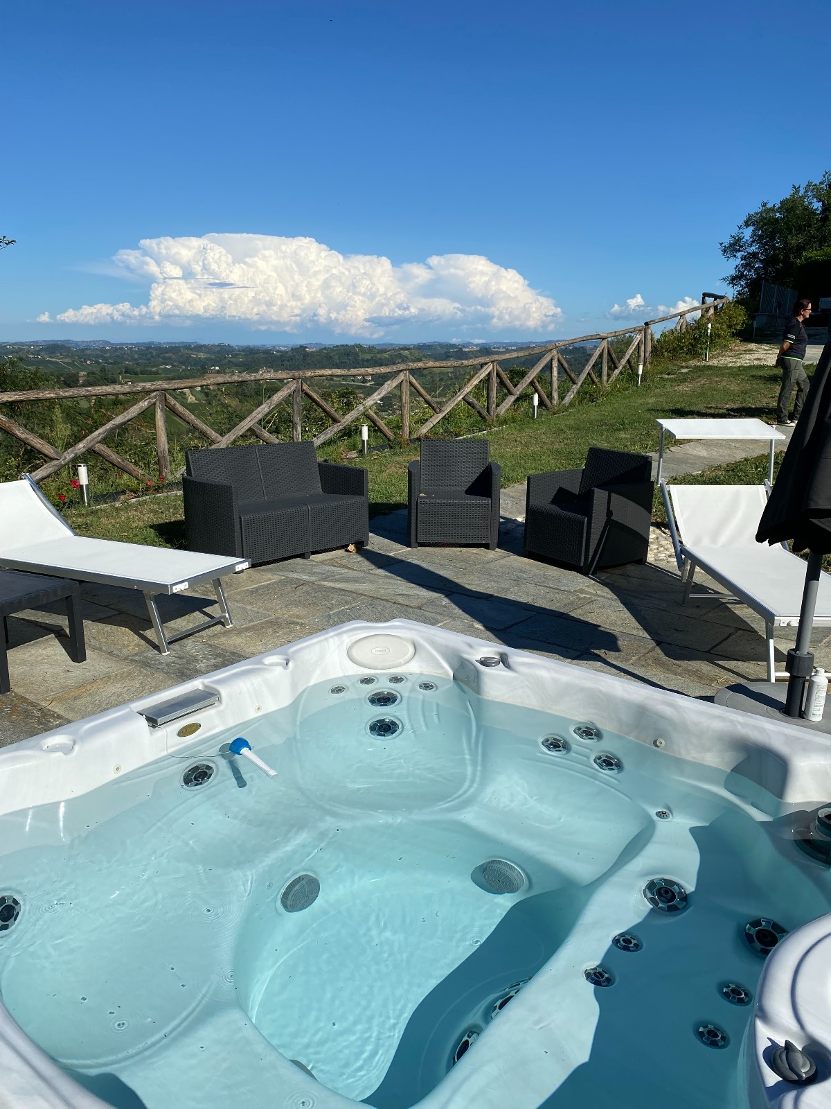 Tour la terrazza — jacuzzi con vista