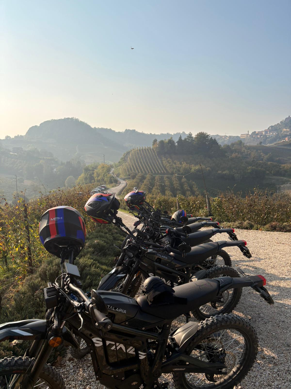 Moto Talaria Sting nelle colline del Roero